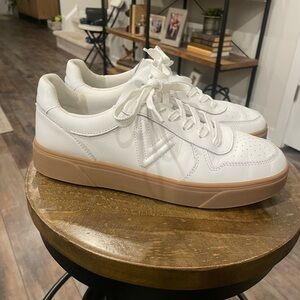 Vionic Kimmie White Sneakers with Gum Sole